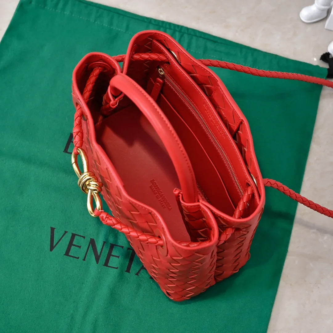 Batch 1860 B's 2023 spring and summer new model continues the brand's woven style with detailed metal knot switch buckles. This time, the shoulder straps are also made into tube weaves, showing different craftsmanship. The carrying method is versatile to create more different looks. Intrecciato woven leather small handbag, equipped with sliding crossbody strap. Internal compartments, including 1 zipper pocket and 2 open pockets with magnetic buckle closure. Size: 25*20*10cm, model: 7463#